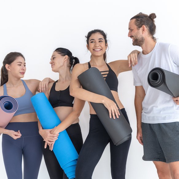Gruppe von Menschen mit Fitnessmatte