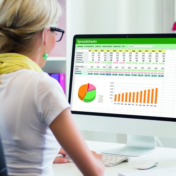 Frau sitzt an der Tabellenkalkulation