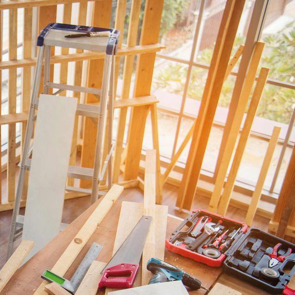 Holz, Säge und Utensilien zum Heimwerken