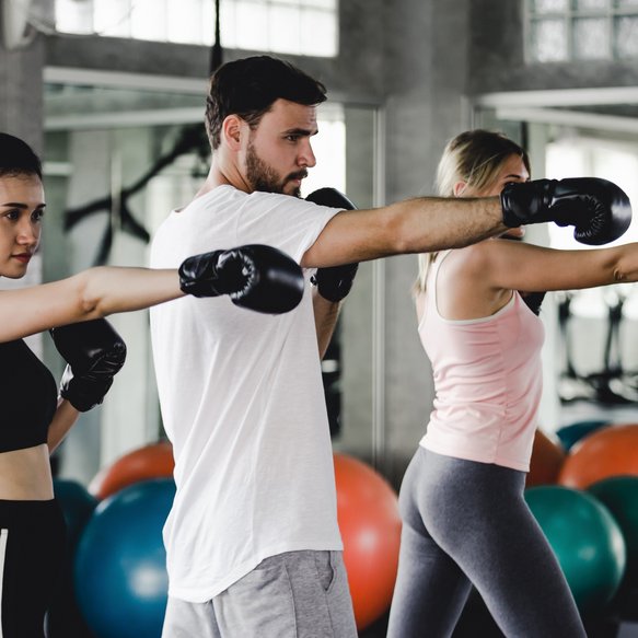 Sportliche Frauen und Männer beim Fitness boxen