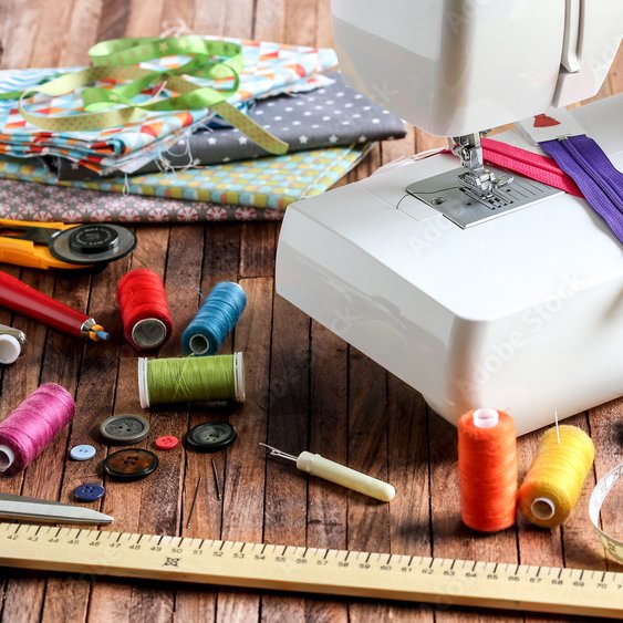 Nähmaschine mit bunten Nähutensilien