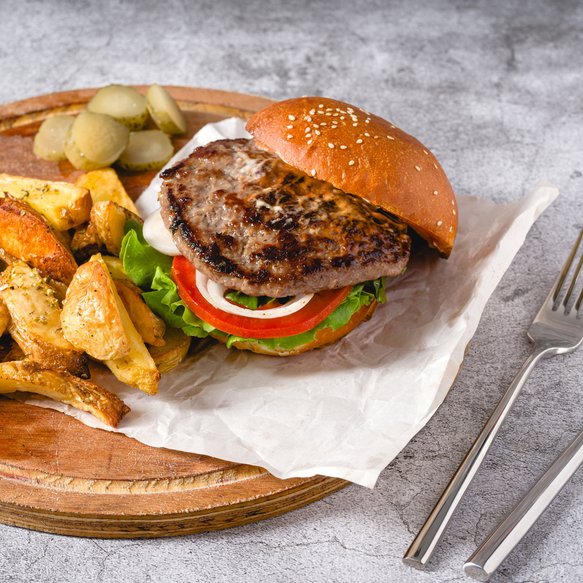 Bürger mit Pommes, Tomate und Essiggurke